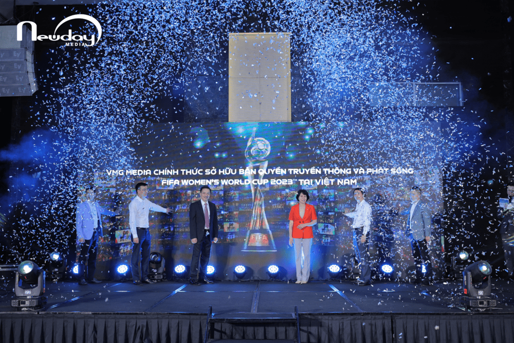 Bà Nguyễn Thị Thuỳ Dương - Thành viên HĐQT Công ty CP VMG, Ông Nguyễn Mạnh Hùng – Chủ tịch HĐQT Công ty cổ phần truyền thông VMG, Ông Lương Minh Tuấn – Thành viên HĐQT – kiêm Tổng giám đốc Công ty cổ phần Truyền thông VMG cùng thầy trò HLV Mai Đức Chung chụp ảnh tại sự kiện