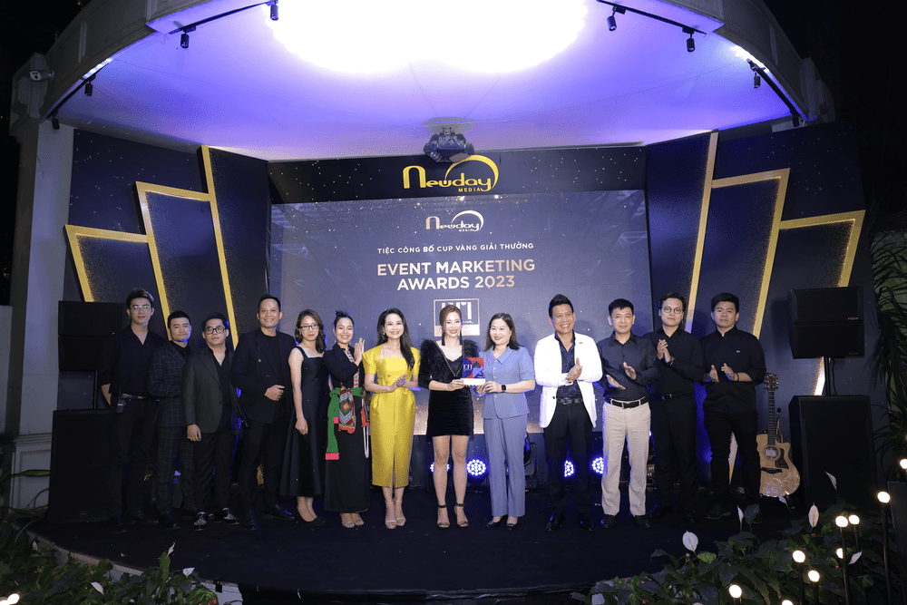 Phó Chủ tịch UBND tỉnh Yên Bái Vũ Thị Hiền Hạnh và đạo diễn Lê Hải Yến cùng ekip thực hiện Lễ hội Văn hoá và du lịch Mường Lò đón nhận chiếc cup danh giá của giải thưởng