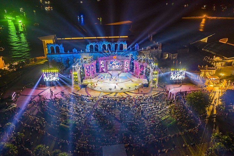 Màn biểu diễn âm thanh và ánh sáng mãn nhãn của chương trình Countdown 2023