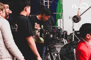 Nhân sự kiểm tra thiết bị quay sự kiện