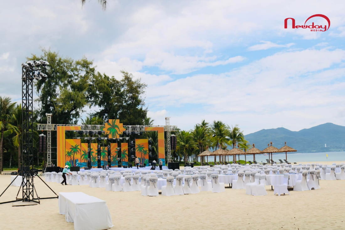 Welcome Party, "Feel The Steel" do Newday Media thực hiện