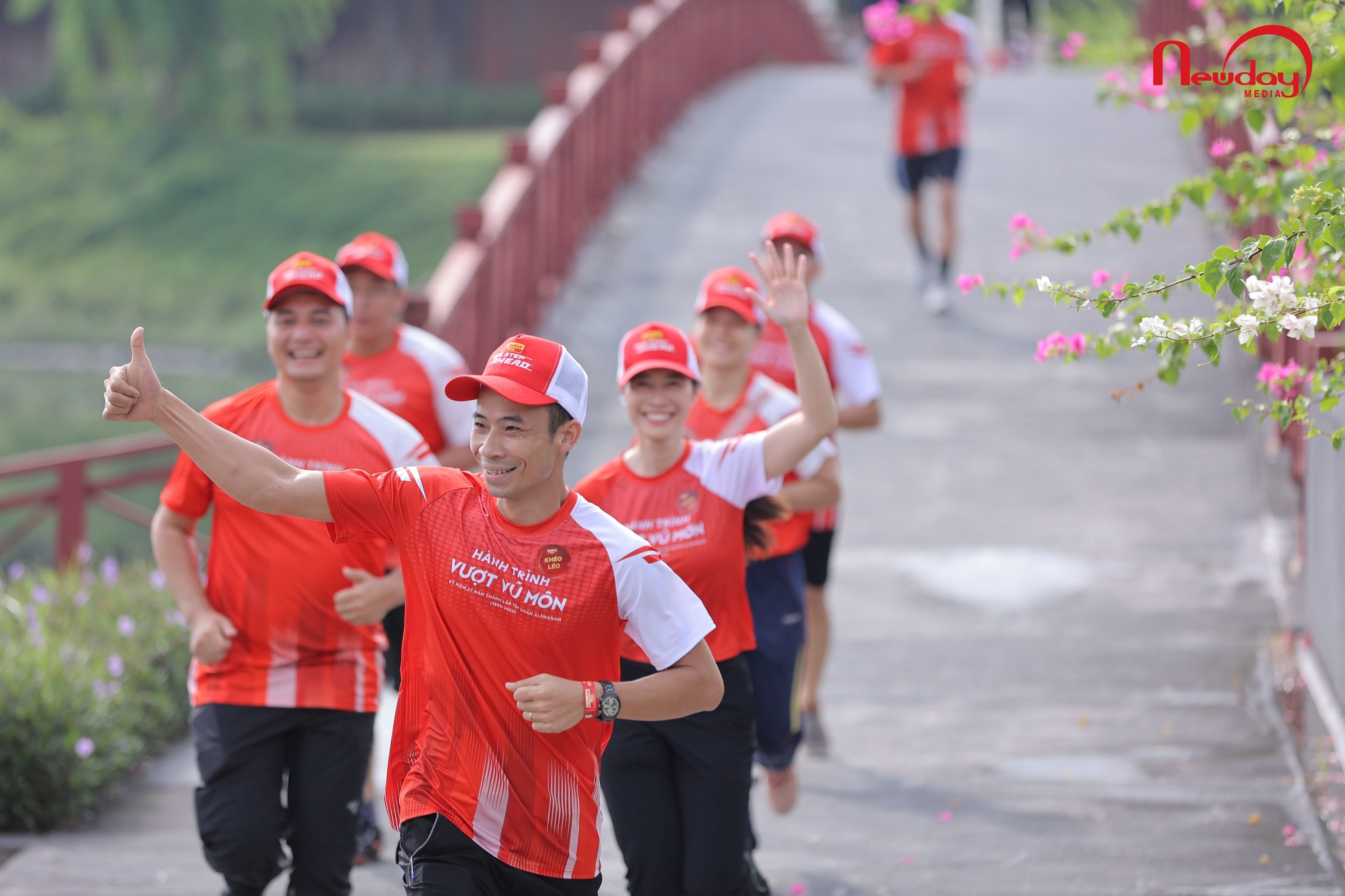 Những người tham gia đang nỗ lực chạy về đích